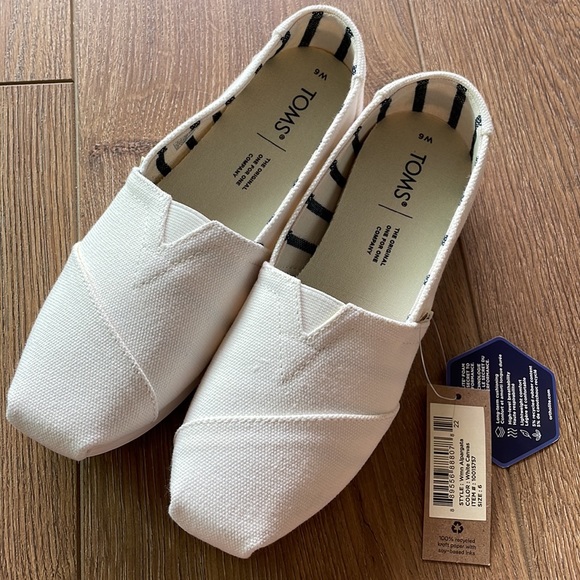 TOMS Classic Alpargata Canvas slip on in White. Size 6. BNWT - Picture 2 of 6